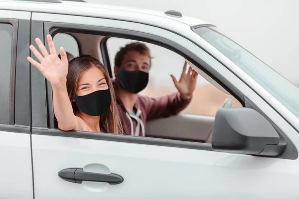 Felice conducente e passeggero salutando la guida di auto nuove in viaggio su strada o patente di guida test a scuola — Foto Stock