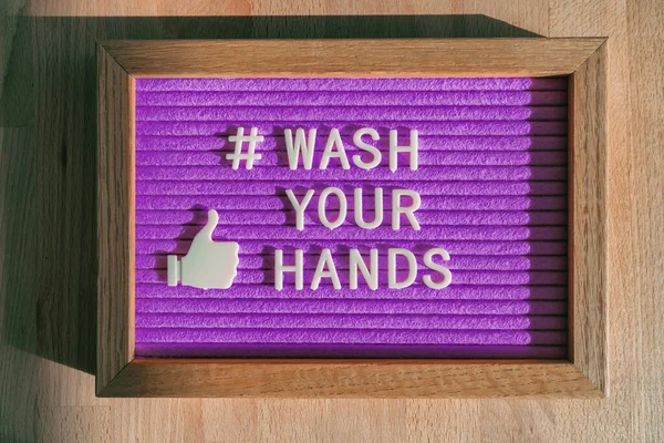 Πλύνετε τα χέρια σας hashtag μήνυμα σε μωβ πινακίδα ανακοίνωση στο κατάστημα επιχειρήσεων καλή υγιεινή των χεριών για την πρόληψη coronavirus. Υπογραφή τσόχας για τα μέσα κοινωνικής δικτύωσης κατά του COVID-19 — Φωτογραφία Αρχείου