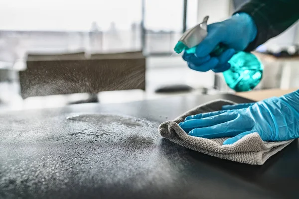 Reinigingsoppervlakken schoonmaken keukentafel met desinfecterende spray fles wasoppervlak met handdoek en handschoenen. COVID-19 preventie ontsmetten binnenin — Stockfoto