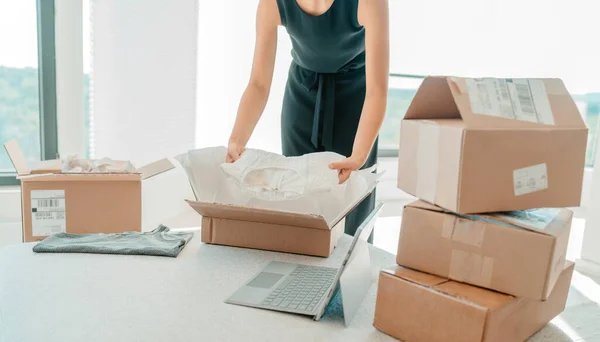 Evden kıyafet satmak. Küçük işletme girişimcisi kadın, çevrimiçi mağazadan taşınmak üzere elbise kutularını posta kutusuna koyuyor. — Stok fotoğraf