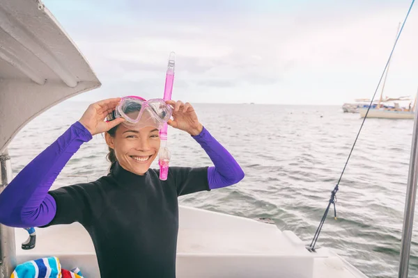 Miami, Florida, ABD 'de şnorkel sporu yapan Asyalı turist kadın şnorkel, şnorkelle yüzmek için maske takıyor. Yaz tatili — Stok fotoğraf