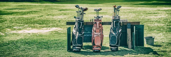 Golf táskák banner klubok golfpálya zöld fű háttér — Stock Fotó