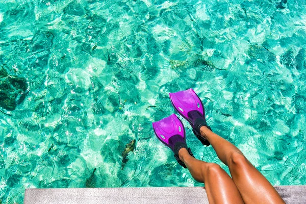 Playa vacaciones viaje snorkel mujer piernas nadando en azul turquesa océano tropical vacaciones textura fondo con peces en el mar. Diversión de natación en destino turístico de lujo — Foto de Stock