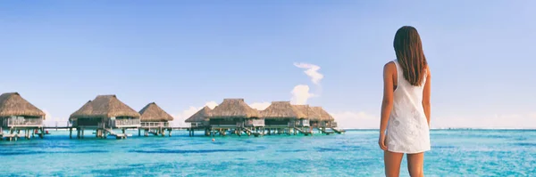 Luxusreise Tahiti Urlauberin in Überwasser-Bungalows berühmten Resort in Französisch-Polynesien. Mädchen am tropischen Urlaubsziel Panorama-Banner Landschaft Hintergrund — Stockfoto