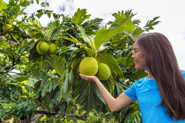 Französisch-Polynesien Reise Touristenmädchen mit Brotfrucht — Stockfoto