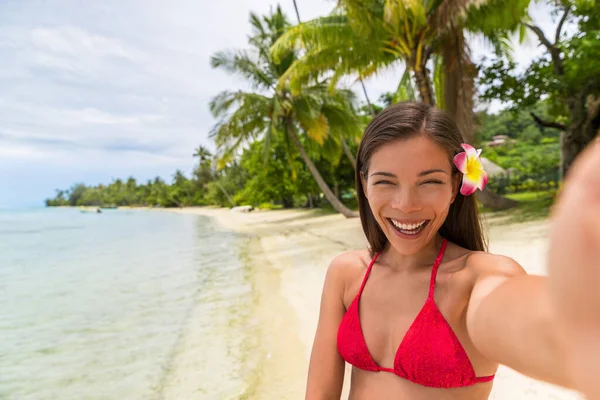 Praia férias selfie biquíni mulher feliz sorrindo. Menina asiática segurando celular tirando foto com câmera de telefone. levando memórias de férias com aplicativo de fotos de smartphones. Destino tropical de verão — Fotografia de Stock