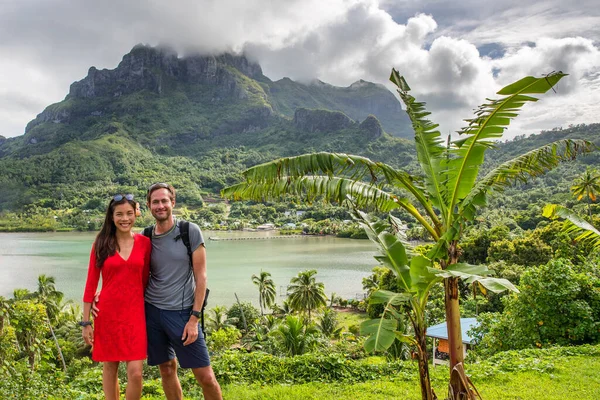 Bora Bora luxury cruise travel vacation tourists couple in front of Mt Otemanu in French Polynesia. Tahiti getaway holiday people visiting the island during cruise excursion tour — Stock Photo, Image