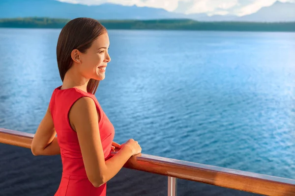 Luxury travel cruise ship elegant Asian woma — Stock Photo, Image