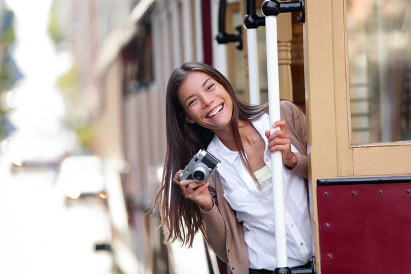 Viagens estilo de vida mulher asiática turista equitação o famoso eléctrico sistema de teleférico na cidade de São Francisco, Califórnia durante as férias de verão. Pessoas se divertindo tirando fotos com câmera vintage. — Fotografia de Stock