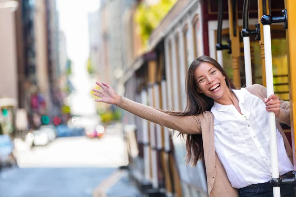 Glad asiatisk ung kvinna glada att ha kul rida den populära turistattraktion spårvagn linbana system i San Francisco stad, Kalifornien under sommarsemester. Turismlivsstil. — Stockfoto