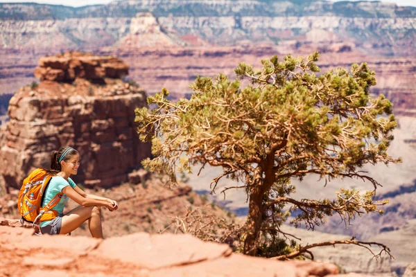 Κορίτσι πεζοπόρος πεζοπορία σε μονοπάτι τοπίο στο Grand Canyon National Park, ΗΠΑ. Περιπέτεια backpacker με τσάντα συνεδρίαση απολαμβάνοντας τη θέα της φύσης. — Φωτογραφία Αρχείου
