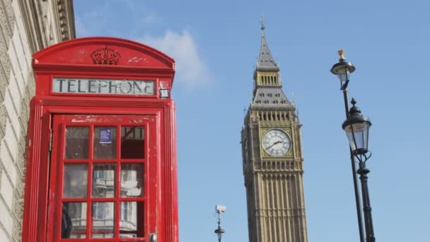 伦敦的红色电话亭和大本钟，通过英国的电话亭 — 图库视频影像