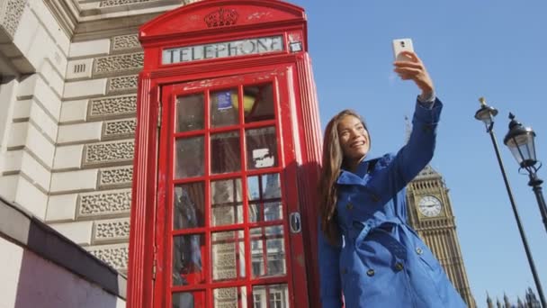 ロンドンの電話ブースとビッグベンでセルフィー写真を撮る上で観光女性 — ストック動画