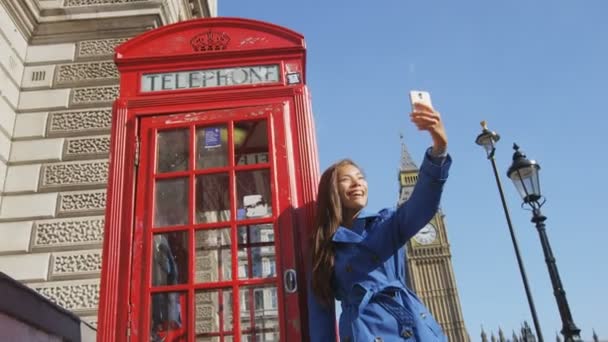 Młoda Miejska Profesjonalna Kobieta na Biorąc Selfie przez telefon budki przez Big Ben London — Wideo stockowe