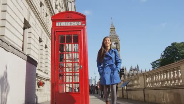 Mladý městský profesionální obchodní žena podle telefonní budky a Big Ben v Londýně — Stock video