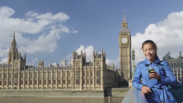 Kobieta o smoothie na Westminster Bridge w Londynie Anglia — Wideo stockowe