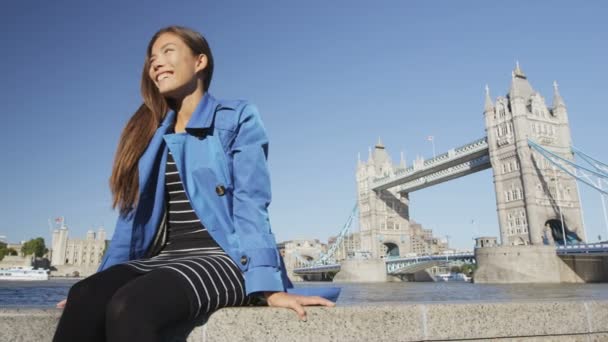 Kvinna vid floden Thames och London Tower Bridge i England — Stockvideo