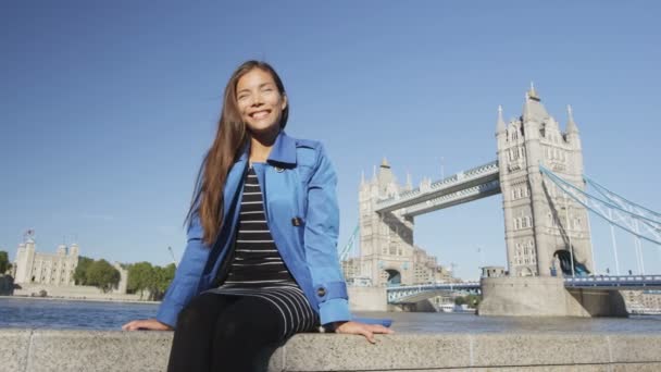 London Tower Bridge Frau an der Themse — Stockvideo