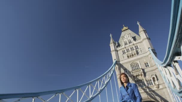 Mulher andando na ponte da torre de Londres contra o céu — Vídeo de Stock