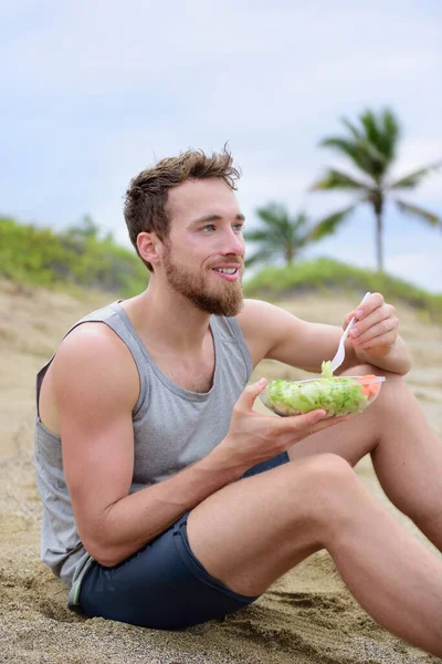 Fitness man eating healthy salad meal at workout — Stock Photo, Image