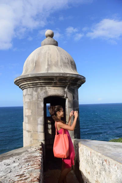 Жінка з Пуерто - Рико фотографує Старий Сан - Хуан. — стокове фото