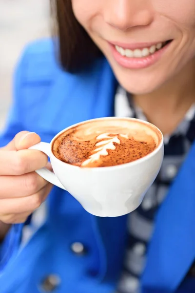 Latte art tasse de café main gros plan femme boire — Photo