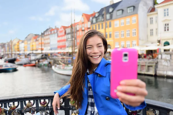 Selfie turística - Mulher asiática em Copenhague Nyhavn — Fotografia de Stock