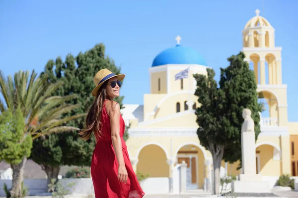 Santorini glad turist kvinna vid blå kupol kyrka — Stockfoto