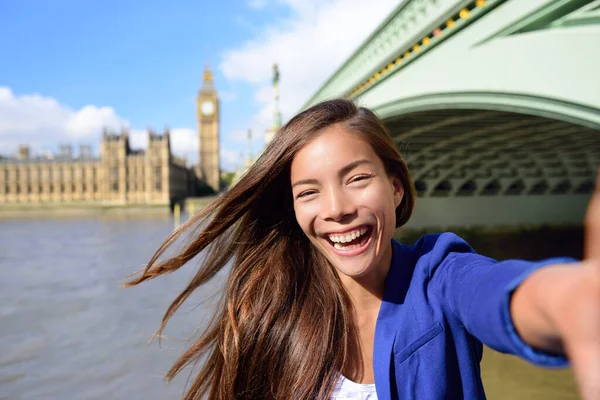 Mulher de negócios Selfie em Big Ben - Londres viagens — Fotografia de Stock