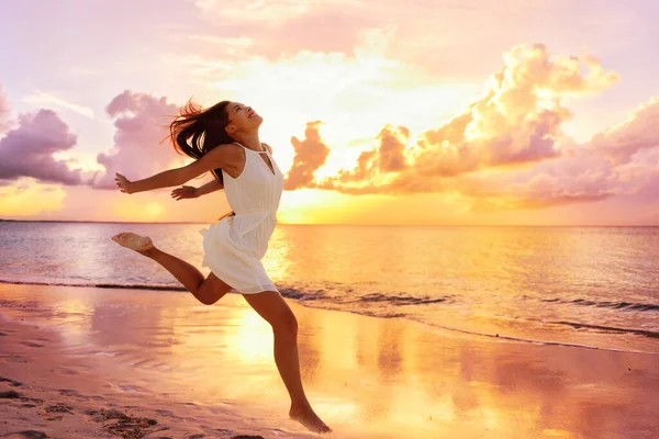 Concepto de felicidad de bienestar de libertad - mujer feliz —  Fotos de Stock