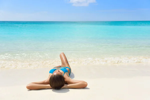 Caribe praia férias - mulher relaxamento bronzeado do sol — Fotografia de Stock