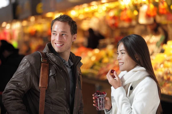 Barcelona mercado callejero turistas pareja compras — Foto de Stock