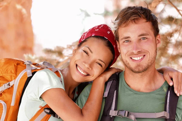 Felices jóvenes excursionistas mochileros en viajes de verano — Foto de Stock