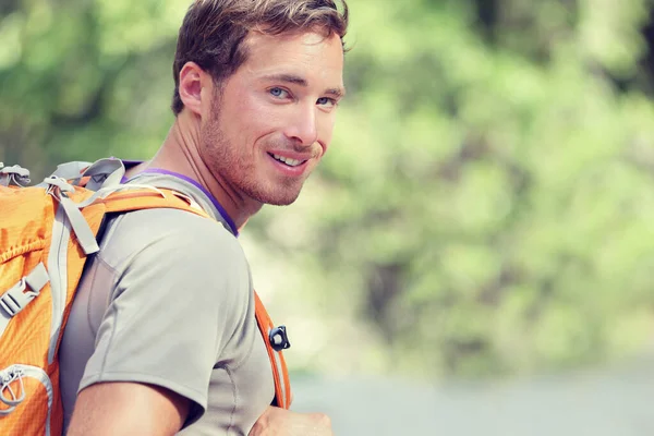 Jonge lachende rugzak man in de zomer bos natuur — Stockfoto