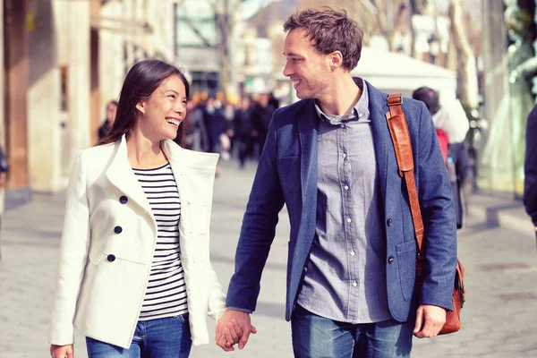 Jong dating paar flirten wandelen in de stad — Stockfoto