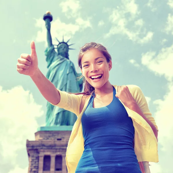 Diversión turística de Nueva York frente a la Estatua de la Libertad — Foto de Stock