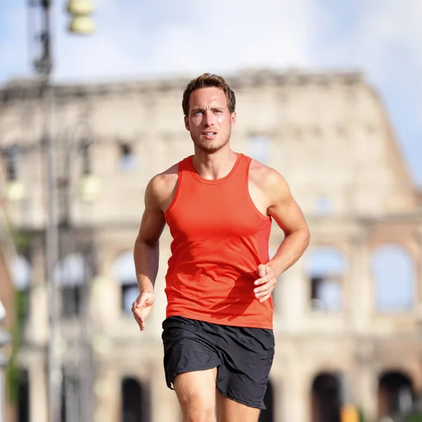 Homem corredor correndo na maratona de Roma perto do Coliseu — Fotografia de Stock
