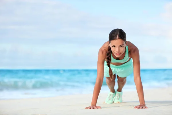 Fitness plajı kadını yoga tahtası yaparken gülümsüyor. Çekirdek egzersizleri yapıyor. — Stok fotoğraf