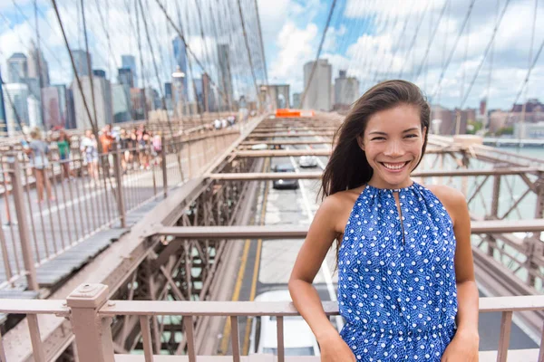 Schöne junge Asiatin auf der Brooklyn Bridge in New York — Stockfoto