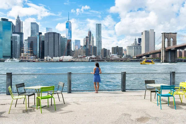 New York city skyline waterfront lifestyle - people walking enjoying view — Stock Photo, Image