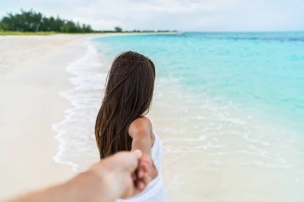 POV пари ходьби хлопець після дівчини тримає руку на пляжі — стокове фото