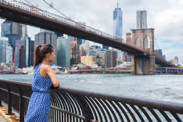 New York city urban tourist woman looking at Brooklyn bridge and skyline Stock Photo