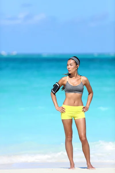 Fit body woman running listening to motivation music with phone armband — Stock Photo, Image