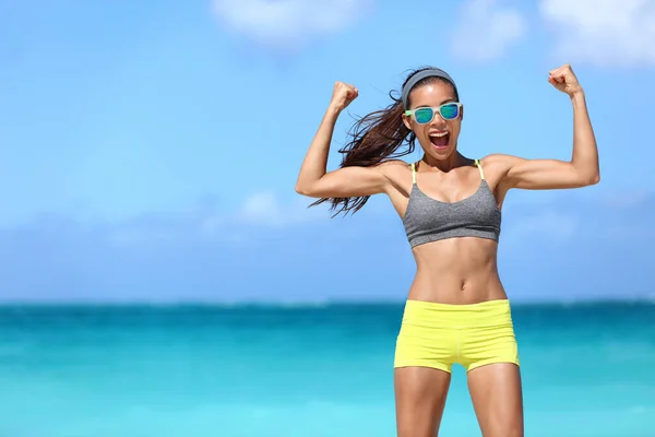 Forte mulher fitness se divertindo mostrando os braços musculares — Fotografia de Stock