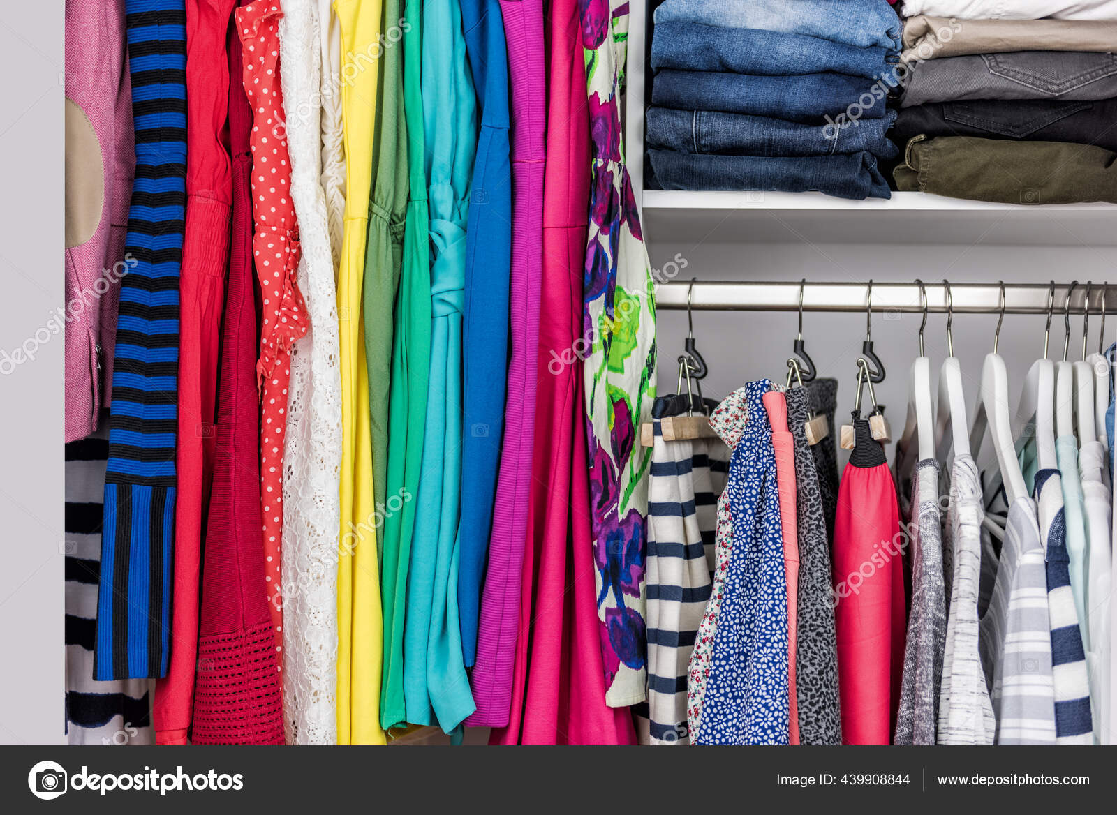 https://st2.depositphotos.com/2069237/43990/i/1600/depositphotos_439908844-stock-photo-organized-home-clothing-closet-or.jpg