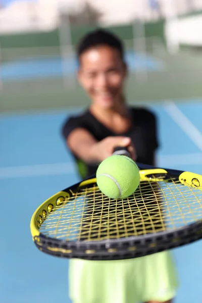 Tennisspieler zeigt Ball auf Schlägernetz — Stockfoto