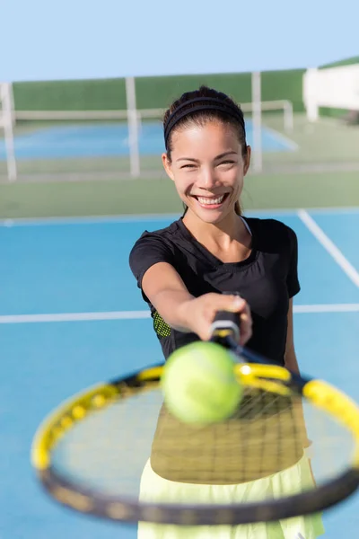 Tenis dívka ukazuje raketu a míč na kurtu — Stock fotografie