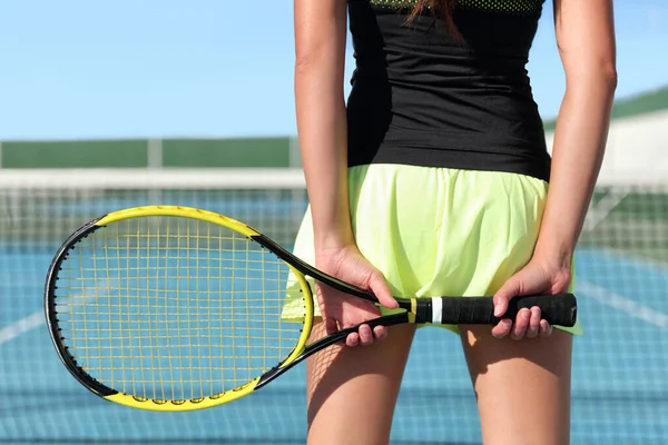 Tennis player holding racquet on outdoor court — Stock Photo, Image