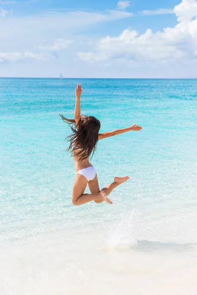 Glücklicher Strandurlaub Erfolg Frau Sprung der Freude — Stockfoto