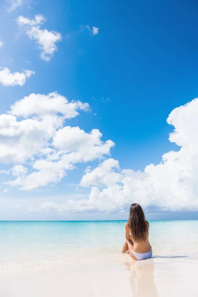 Plaj kadını, huzurlu, lüks tatil güneşinin tadını çıkarıyor. — Stok fotoğraf